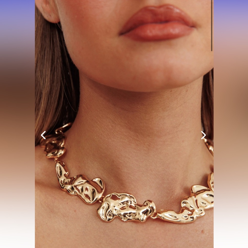 NWT Selfie Leslie Seronique Textured Necklace Gold